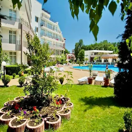 Cozy Mood Two-bed Flat In Sunny Апартамент
